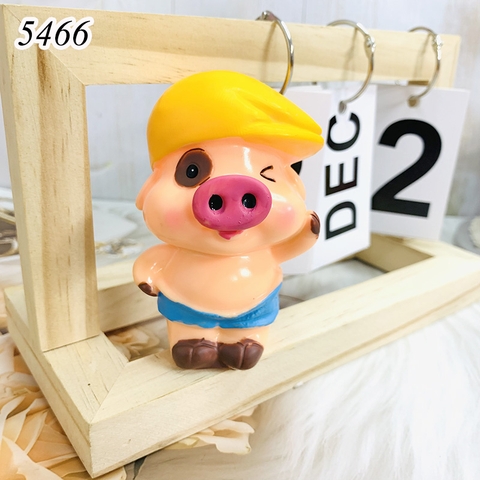 Tượng heo mũ vàng