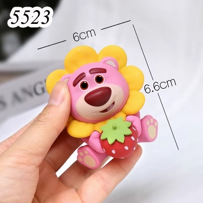 Gấu Dâu Đeo Vòng Cổ Hoa Cúc Nhựa Đặc TQ