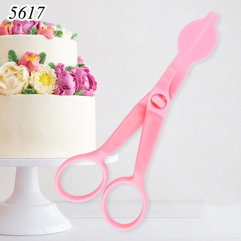 Kéo nhựa Hồng gắp hoa bông kem.