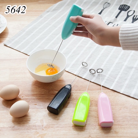 1 Chiếc máy tạo bọt đánh trứng chạy bằng pin