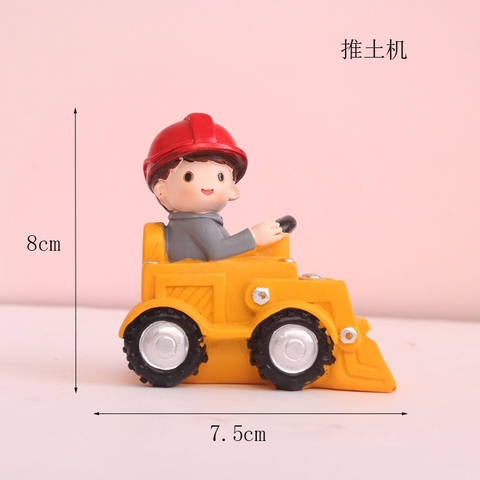 Tuong - bé trai lái xe máy cẩu công trình 2