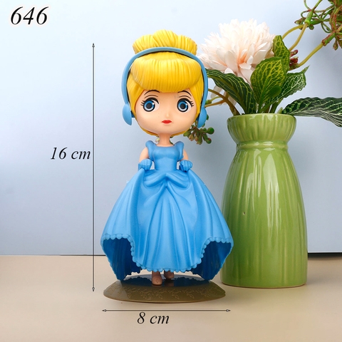 Công chúa váy xanh dương.