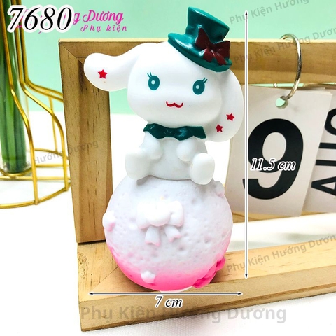 Tượng chó trắng Cinnamoroll đội mũ + quả cầu đèn led