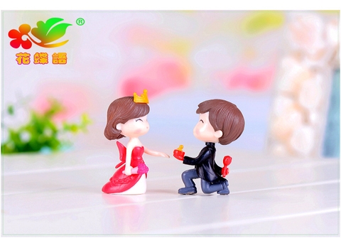 CN-cặp đôi cầu hôn áo đỏ đen