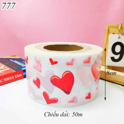 Cuộn mica bọc thành bánh trái tim đỏ cao 8cm.