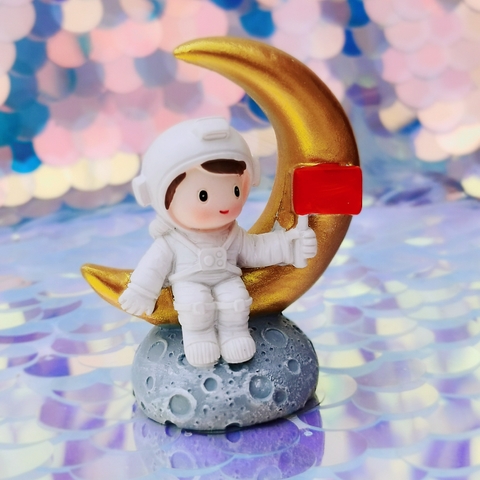 Tuong - phi hành gia cầm cờ ngồi trăng