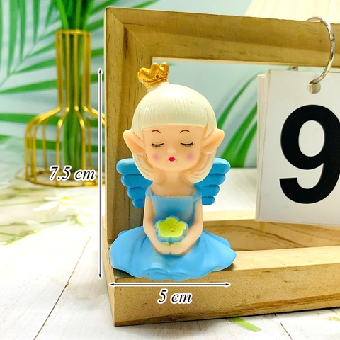 Tuong - bé gái ngồi vương miện váy xanh dương