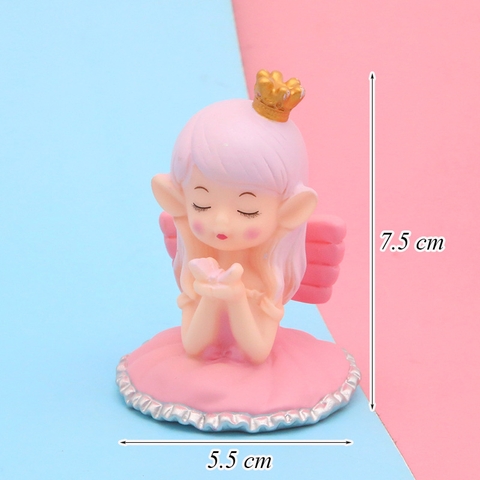 Tuong - bé gái ngồi vương miện váy hồng