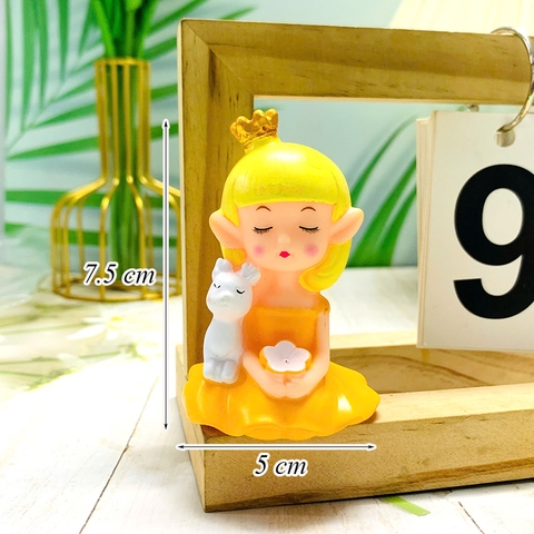 Tuong - bé gái ngồi vương miện váy vàng