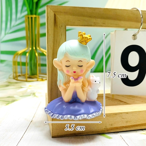 Tuong - bé gái ngồi vương miện váy xám