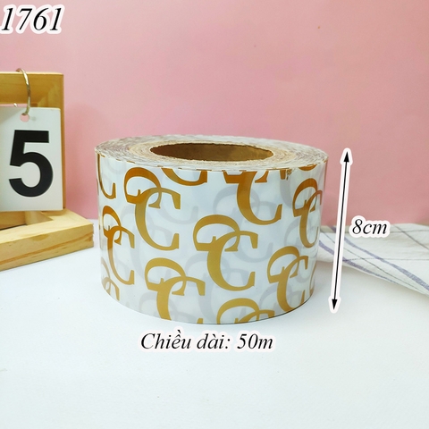 Cuộn mica bọc thành bánh GUCCI