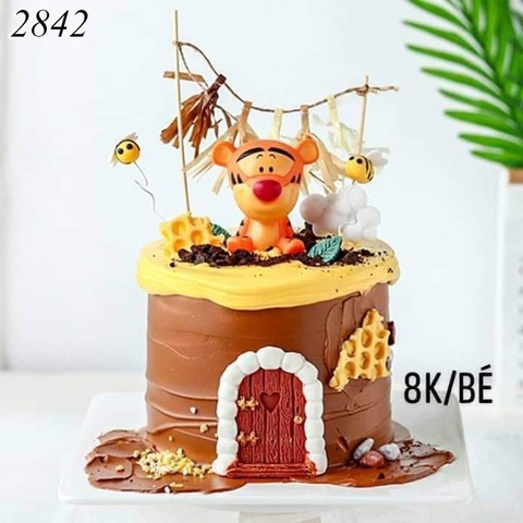 Tuong - bé hổ trang trí bánh.