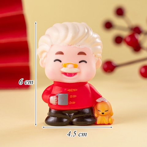 CN-ông đỏ cầm ly trà nhựa mềm