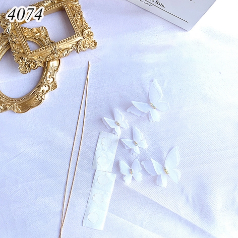 QC-set cắm 5 bướm vải trắng đính đá que mạ vàng.
