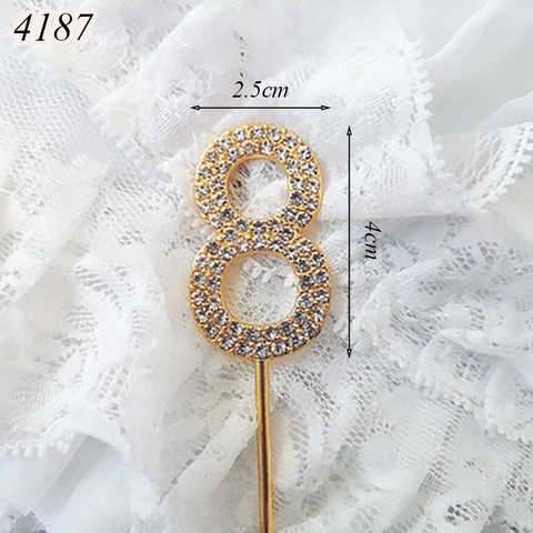 Que cắm số 8 hợp kim vàng đính kim cương