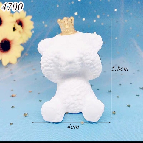 Tượng gấu trắng đội vương miện nhựa mềm