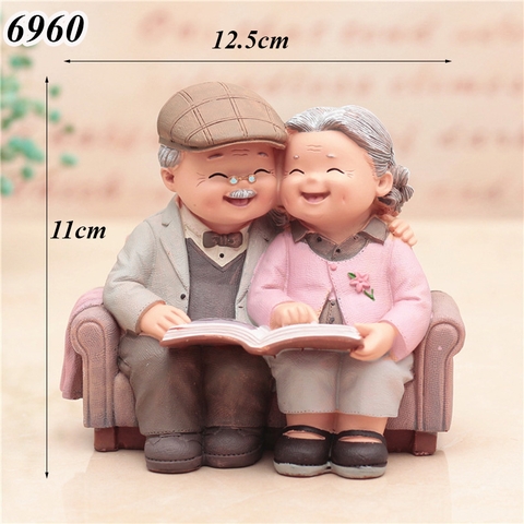 Tượng Ông Bà Đọc Sách Sứ