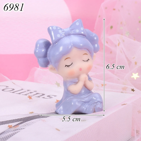 Bé gái đội nơ tím TT
