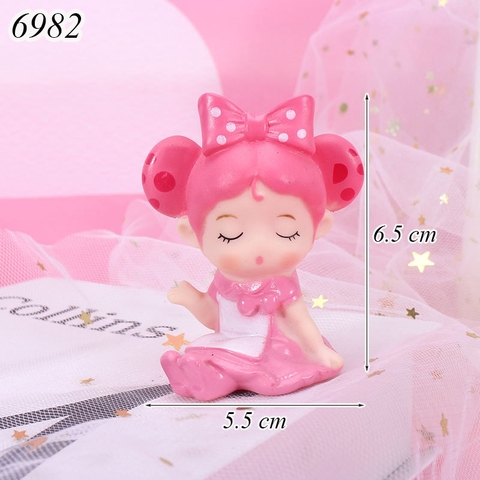Bé gái đội nơ hồng TT