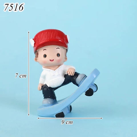 Tượng sứ cậu bé trượt patin