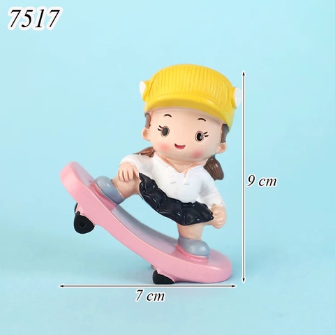 Tượng sứ cô gái trượt patin