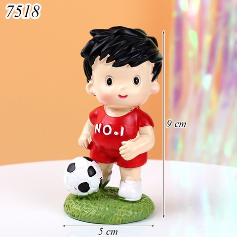 Tượng sứ cậu bé áo đỏ đá bóng