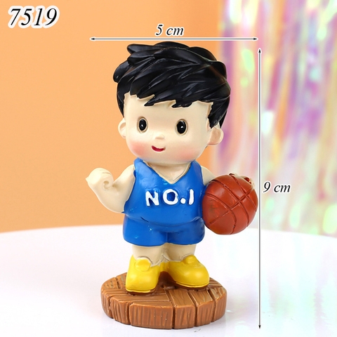 Tượng sứ cậu bé áo xanh bóng rổ