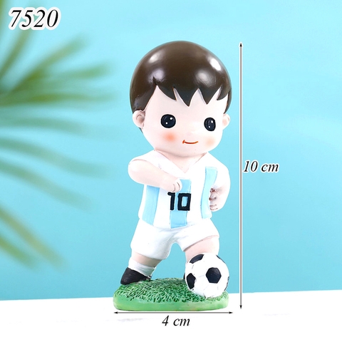 Tượng sứ cậu bé đá bóng số 10