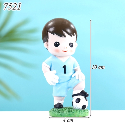 Tượng sứ cậu bé đá bóng số 1