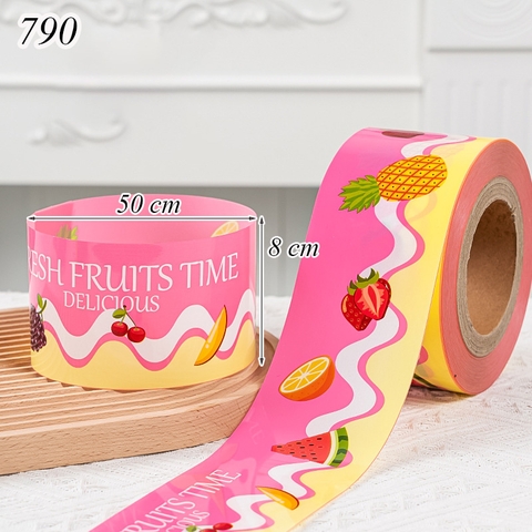 Cuộn mica quấn thành bánh 1 đường kẻ hoa quả.