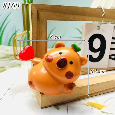 Capybara nằm cầm tim TT