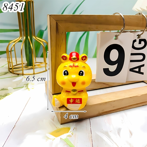 Rắn vàng đội mũ cầm bảng chữ TT