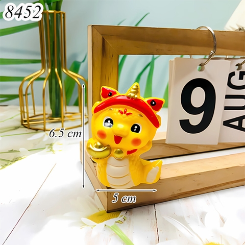 Rắn vàng đội mũ cầm thỏi vàng TT