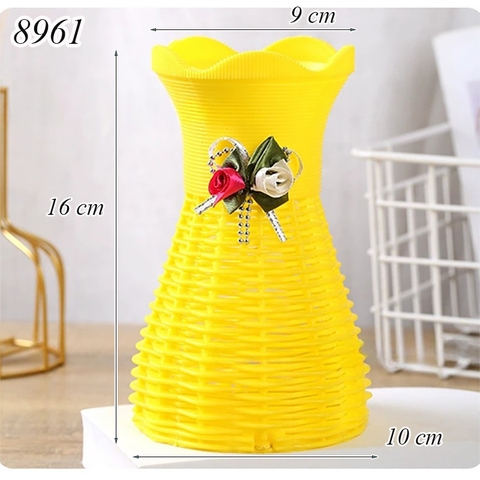 Bình cắm hoa nhựa vàng gắn hoa TQ