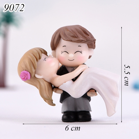 Tượng chú rể bế cô dâu đen trắng TQ