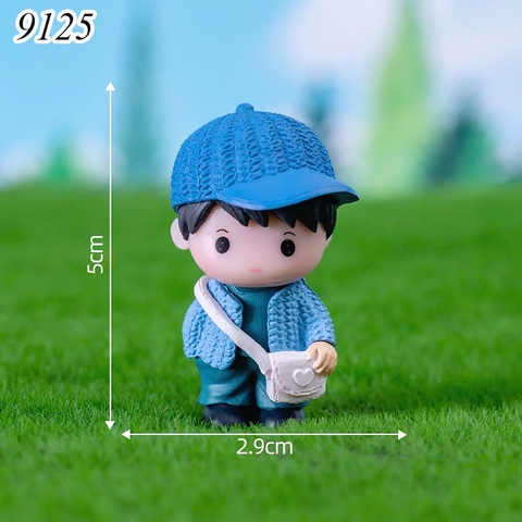 Bé trai đeo cặp đội mũ xanh dương nhạt