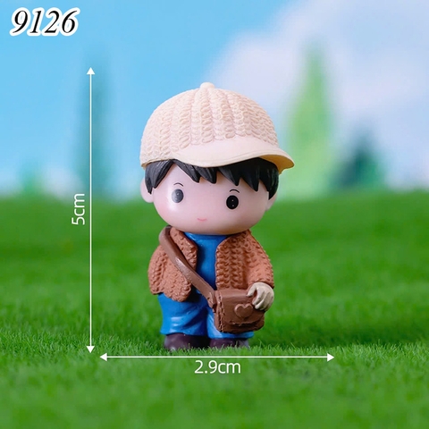 Bé trai đeo cặp đội mũ trắng sữa