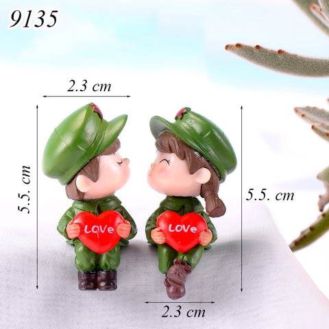 Cặp đôi áo xanh lá ôm tim