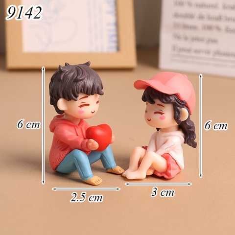 Cặp đôi ngồi ôm tim