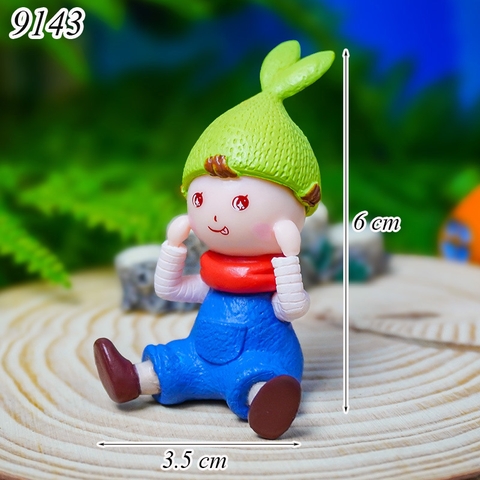 Bé gái đội mũ xanh M1