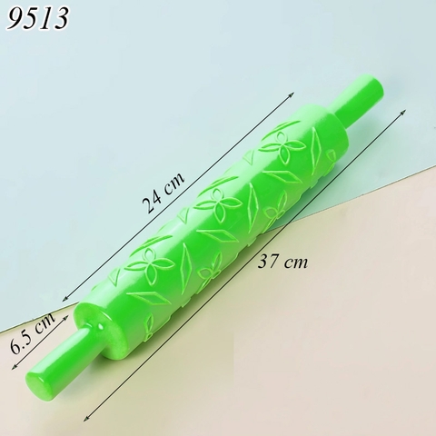 Cây cán bột hoa văn hình hoa lá bằng nhựa màu xanh lá TQ