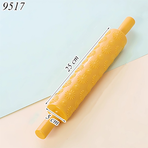 Cây cán bột hoa văn hình hoa cúc bằng nhựa màu vàng TQ