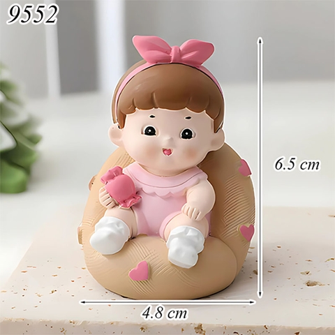Tượng Sứ Bé Gái Hồng Ngồi Đệm Tim Cầm Kẹo TQ
