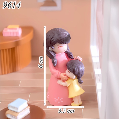 Tượng mini mẹ mặc váy hồng và bé gái váy vàng TQ