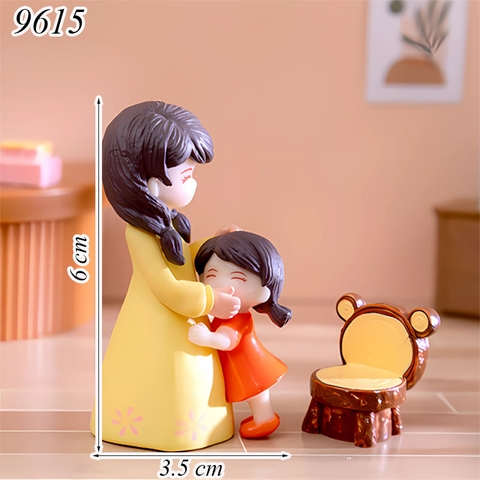 Tượng mini mẹ mặc váy vàng và bé gái váy cam TQ
