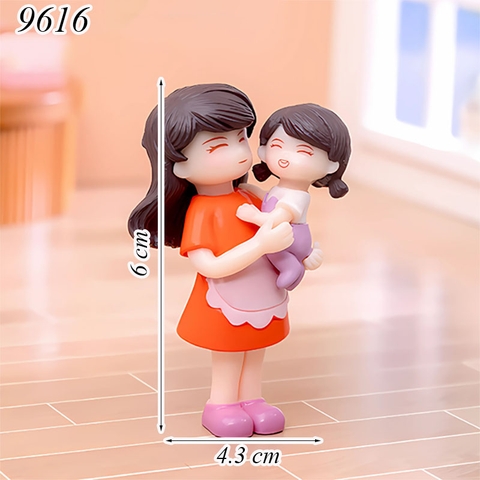 Tượng mini mẹ mặc áo đỏ bế bé gái áo tím TQ