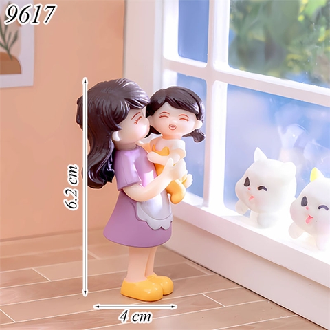 Tượng mini mẹ mặc áo tím bế bé gái áo vàng TQ
