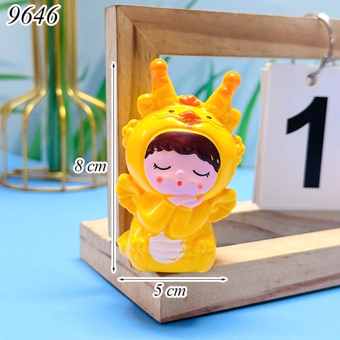Tuong - Em Bé Choàng Áo Rồng Ôm Má Ngủ Nhựa Nhẹ