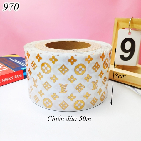 Cuộn mica bọc thành bánh họa tiết trắng sữa.