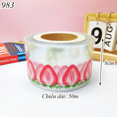 Cuộn mica bọc thành bánh dâu tây